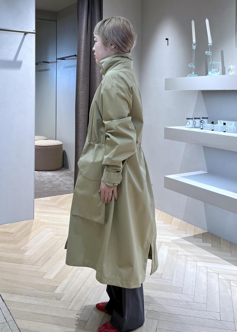 ピンク系のカーディガン/ボレロ、ベージュ系のミリタリージャケット、レッド系のパンプスを着用したレディースの春コーディネートの2枚目の写真