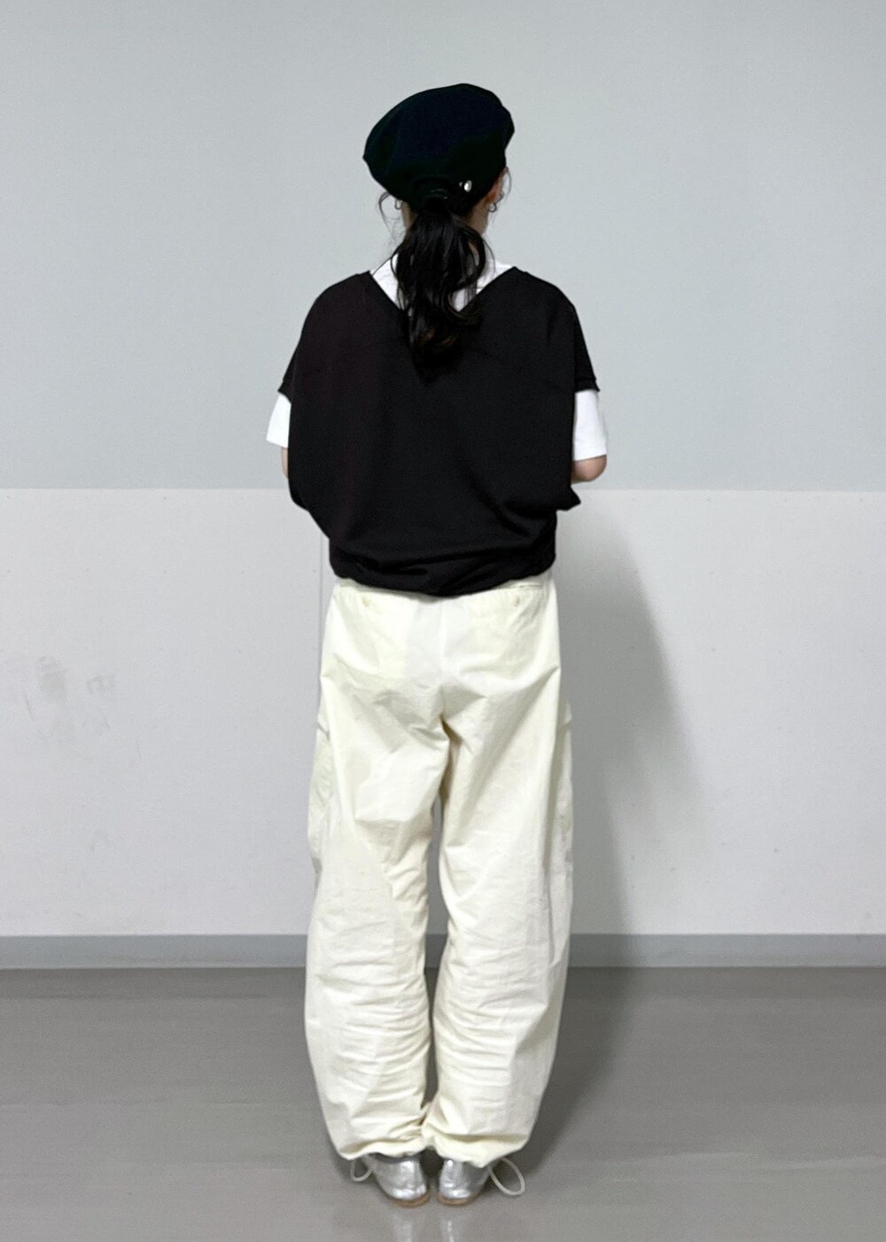 ホワイト系のTシャツ/カットソー、ブラウン系のニット/セーター、ブラック系のトートバッグを着用したレディースの夏コーディネートの5枚目の写真