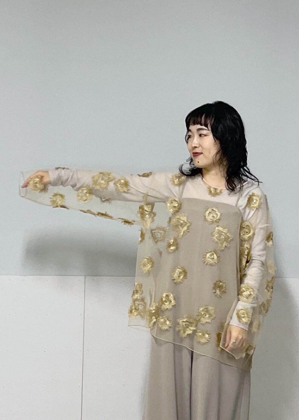 グレー系のTシャツ/カットソー、ブラウン系のショルダーバッグ、ベージュ系のつなぎ/オールインワンを着用したレディースの秋コーディネートの5枚目の写真