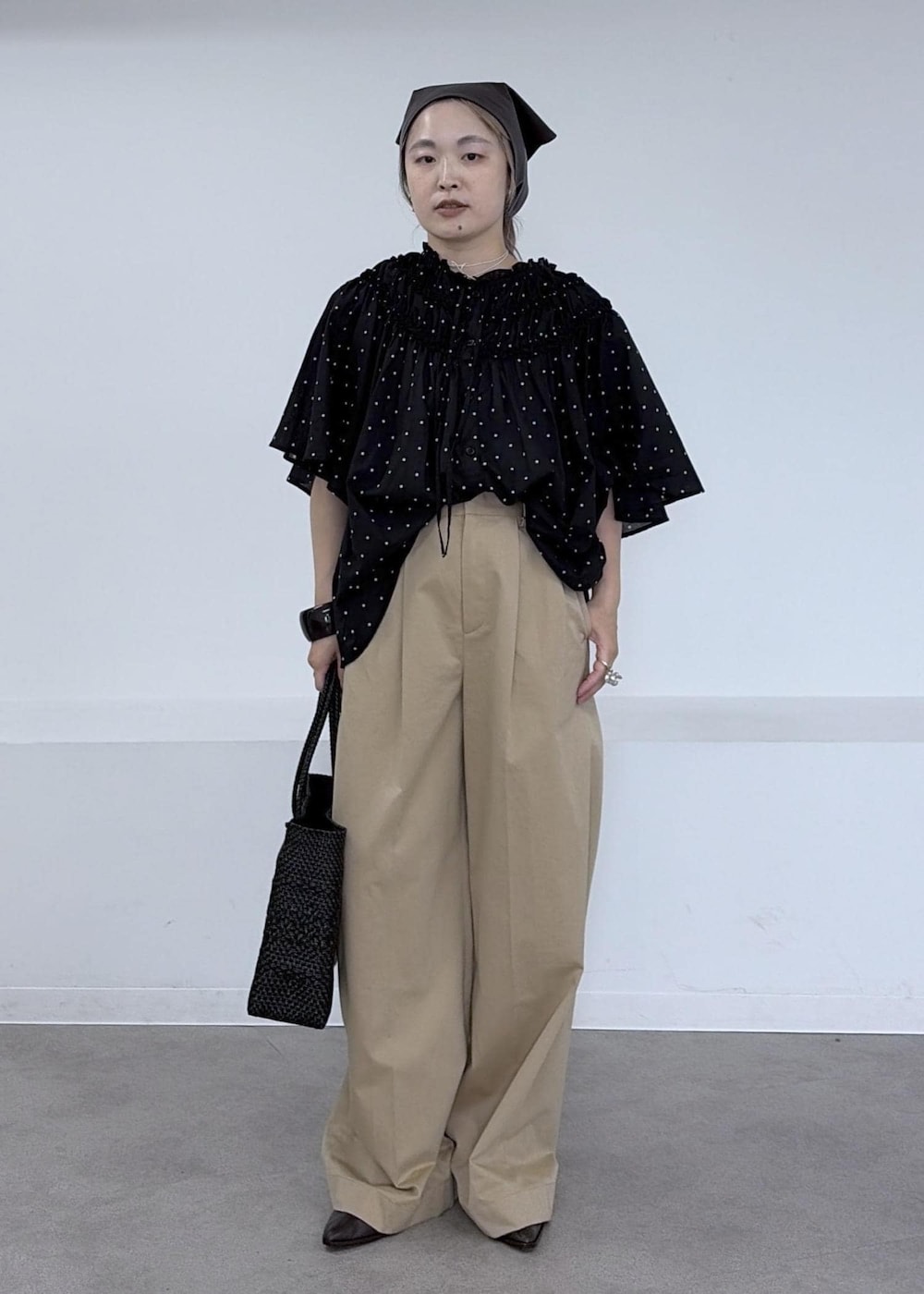 ベージュ系のその他パンツ、ブラック系のシャツ/ブラウス、イエロー系のステンカラーコートを着用したレディースの夏コーディネートの8枚目の写真