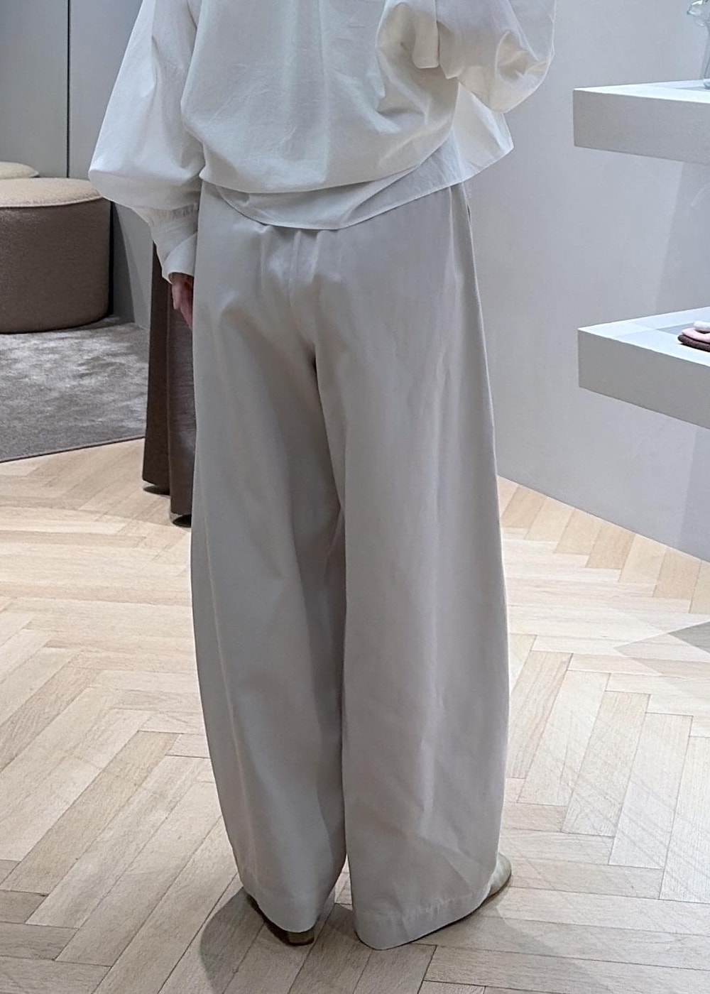 ホワイト系のその他パンツ、ホワイト系のカーディガン/ボレロ、ブラック系のトートバッグを着用したレディースの夏コーディネートの7枚目の写真