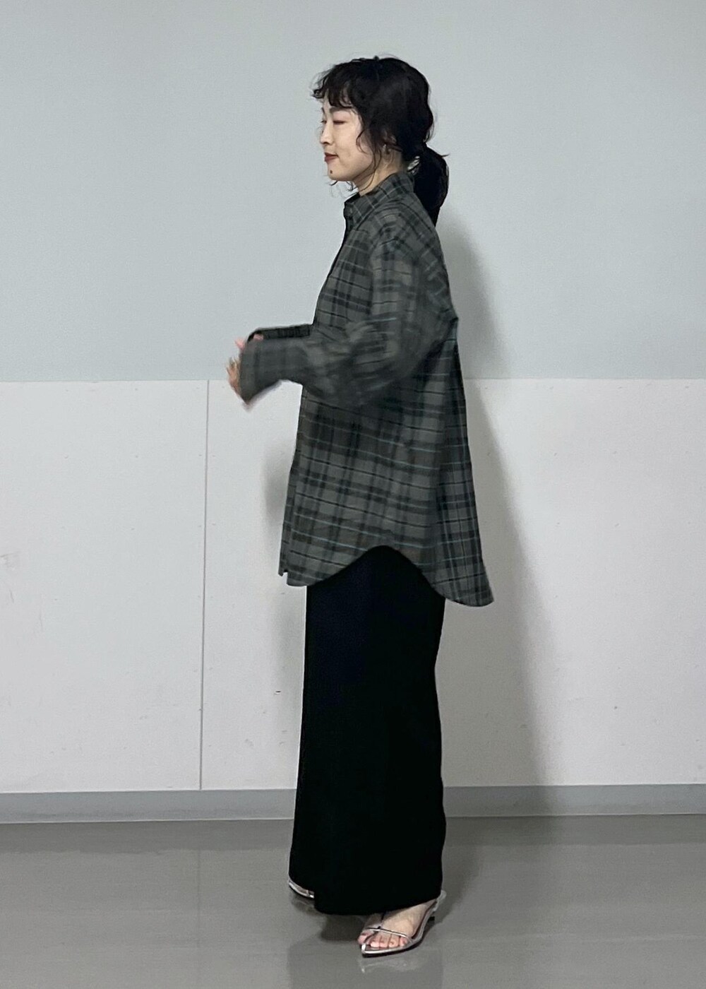 シルバー系のサンダル、ブラック系のつなぎ/オールインワン、ブルー系のシャツ/ブラウスを着用したレディースの夏コーディネートの7枚目の写真