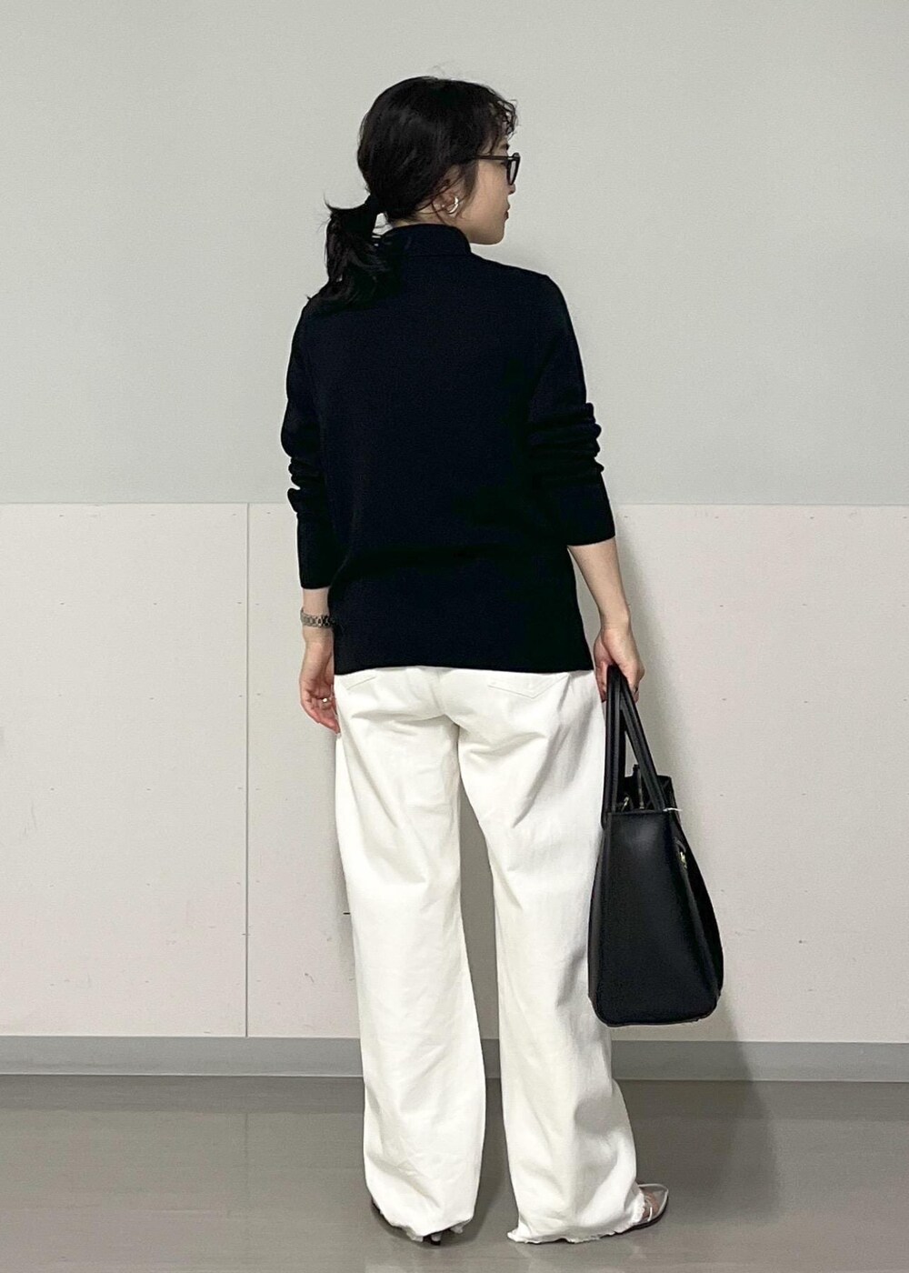 シルバー系のサンダル、ホワイト系のデニムパンツ、ブラック系のハンドバッグを着用したレディースの夏コーディネートの9枚目の写真