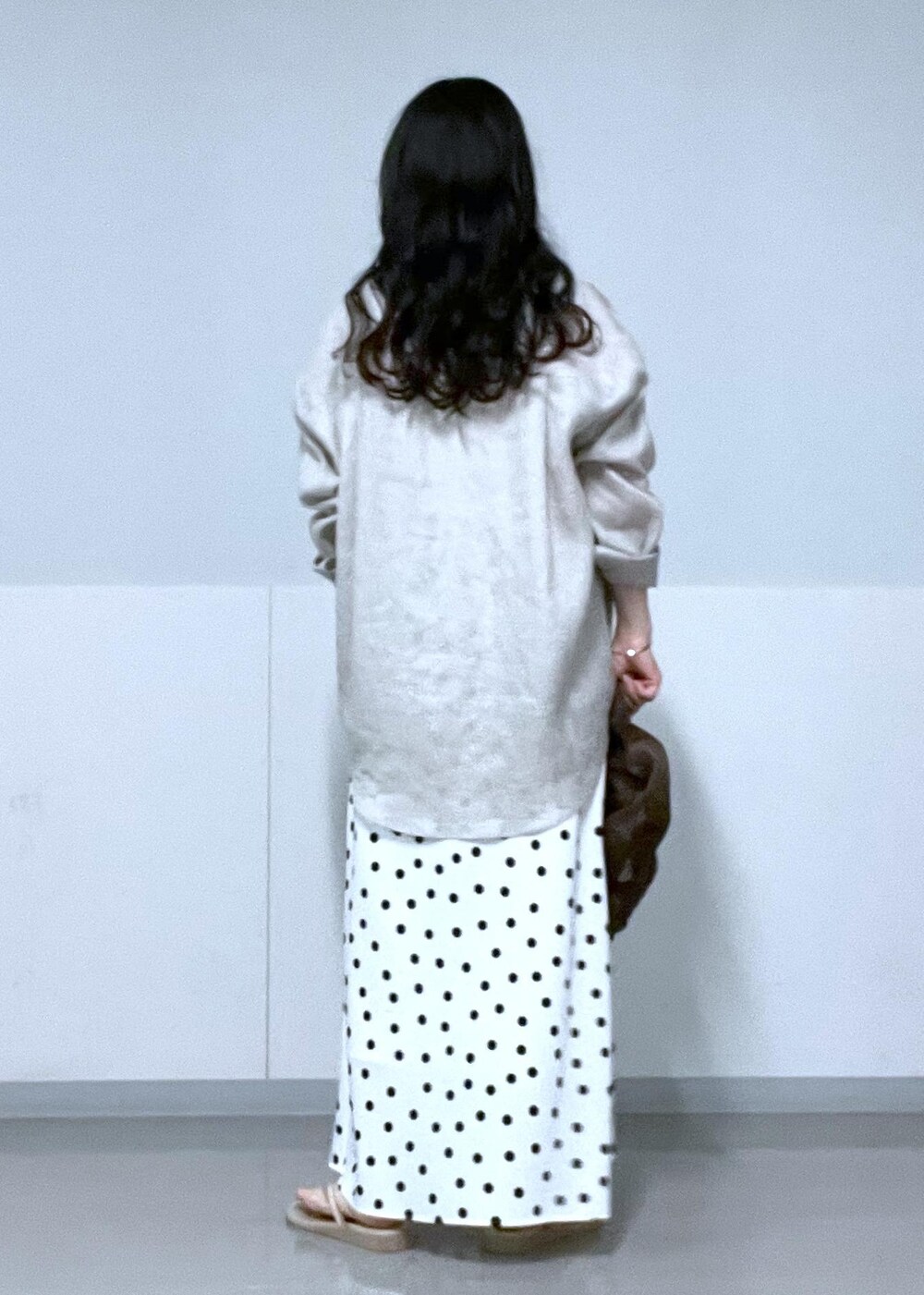 ベージュ系のサンダル、ホワイト系のTシャツ/カットソー、グレー系のシャツ/ブラウスを着用したレディースの夏コーディネートの5枚目の写真