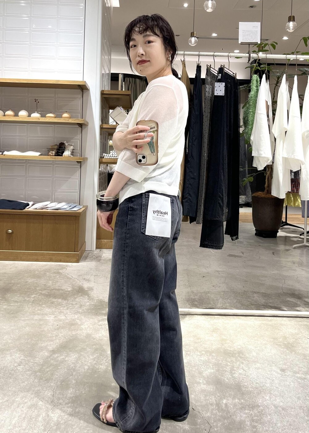 ゴールド系のサンダル、ブルー系のワンピース、ブラック系のデニムパンツを着用したレディースの夏コーディネートの8枚目の写真