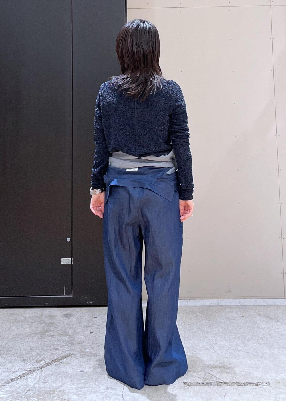グレー系のショルダーバッグ、ブルー系のつなぎ/オールインワン、ブルー系のTシャツ/カットソーを着用したレディースの冬コーディネートの8枚目の写真