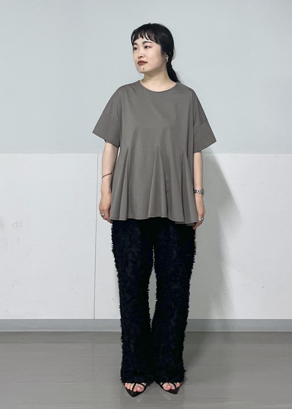 ブラック系のサンダル、ブラック系のショルダーバッグ、ブラック系のカーディガン/ボレロを着用したレディースの春コーディネートの4枚目の写真