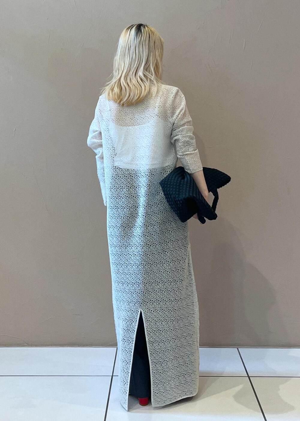 ブラック系のハンドバッグ、グレー系のワンピース、ピンク系のその他パンツを着用したレディースの秋コーディネートの3枚目の写真