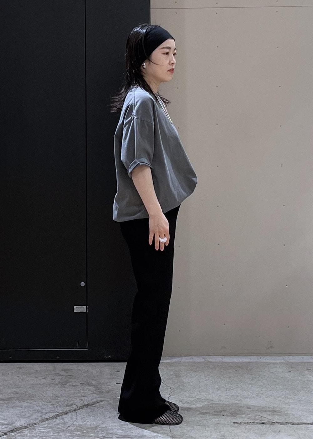 ブラック系のショルダーバッグ、ブラック系のその他パンツ、ベージュ系のTシャツ/カットソーを着用したレディースの春コーディネートの5枚目の写真