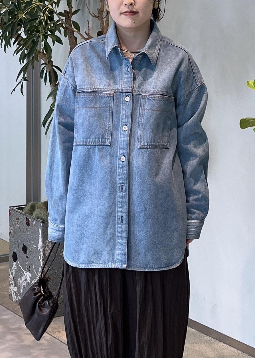 ホワイト系のその他トップス、ブラウン系のその他パンツ、ブルー系のシャツ/ブラウスを着用したレディースの夏コーディネートの4枚目の写真