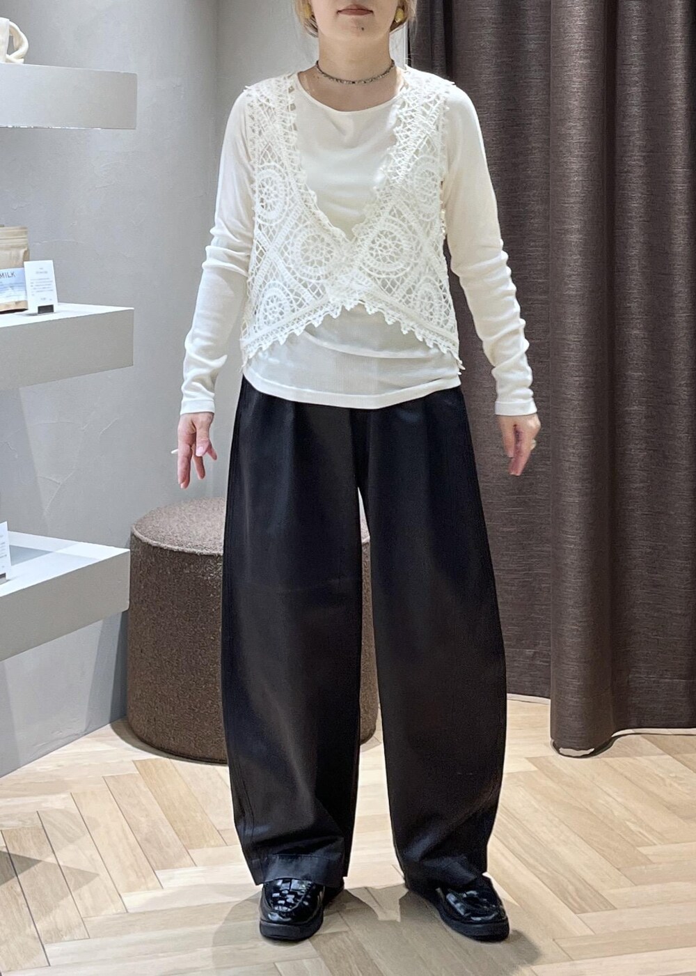 ベージュ系のシャツ/ブラウス、ホワイト系のベスト、ホワイト系のTシャツ/カットソーを着用したレディースの秋コーディネートの6枚目の写真
