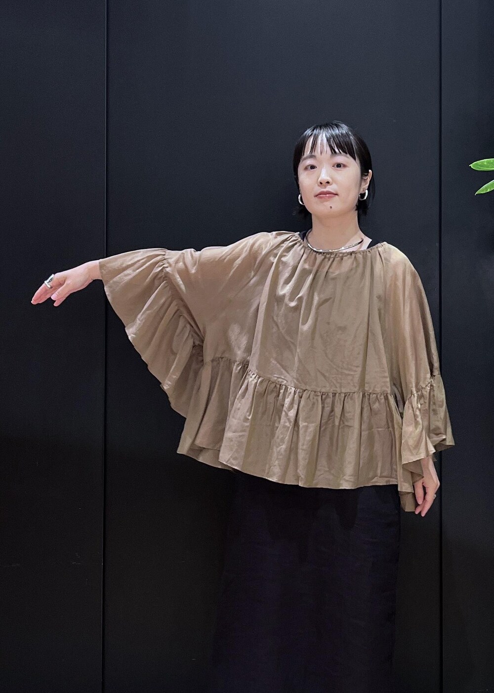 ブラック系のサンダル、ベージュ系のシャツ/ブラウス、ブラック系のジャンパースカートを着用したレディースの夏コーディネートの4枚目の写真