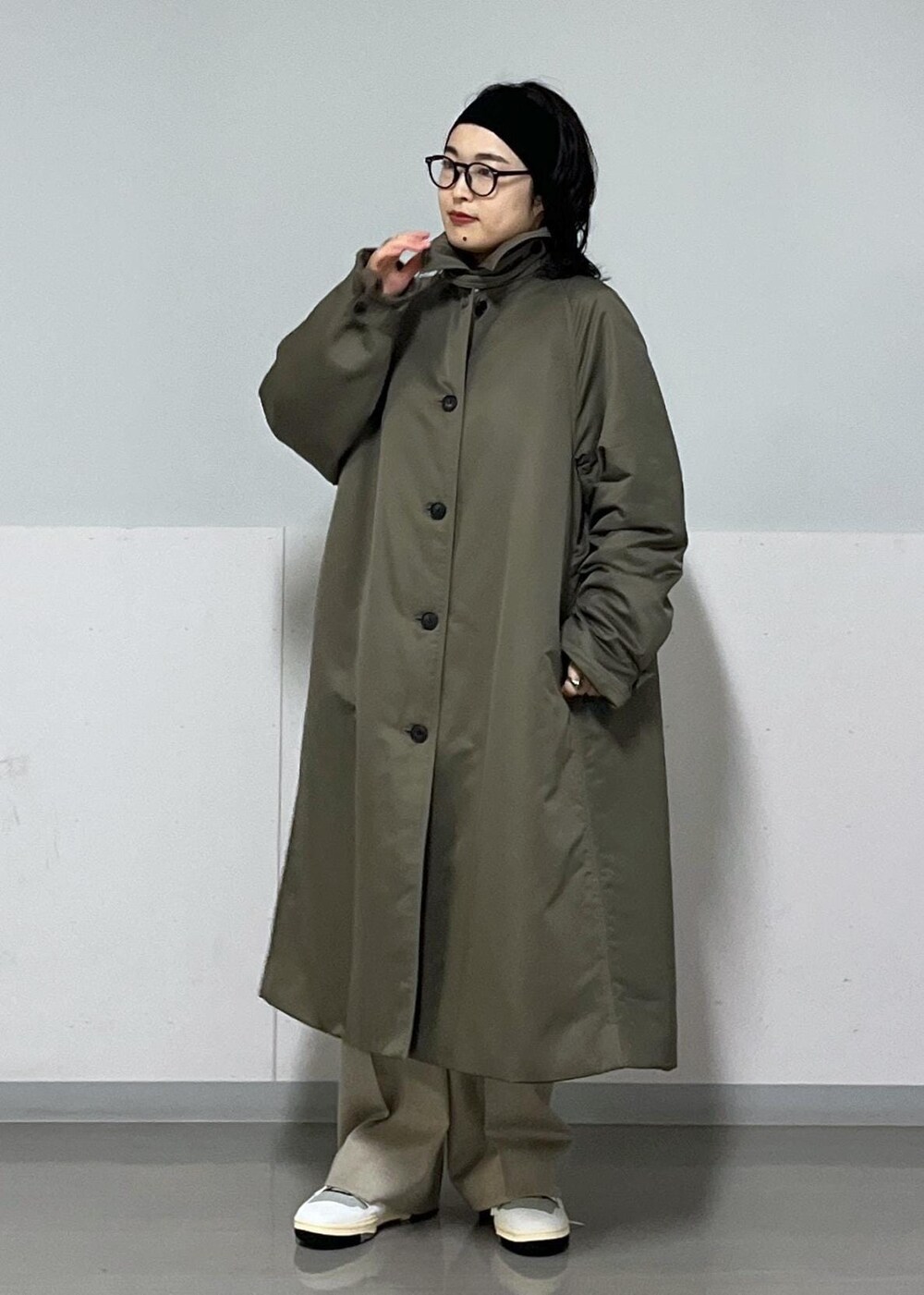 ホワイト系のTシャツ/カットソー、ホワイト系のTシャツ/カットソー、ホワイト系のカーディガン/ボレロを着用したレディースの秋コーディネートの5枚目の写真