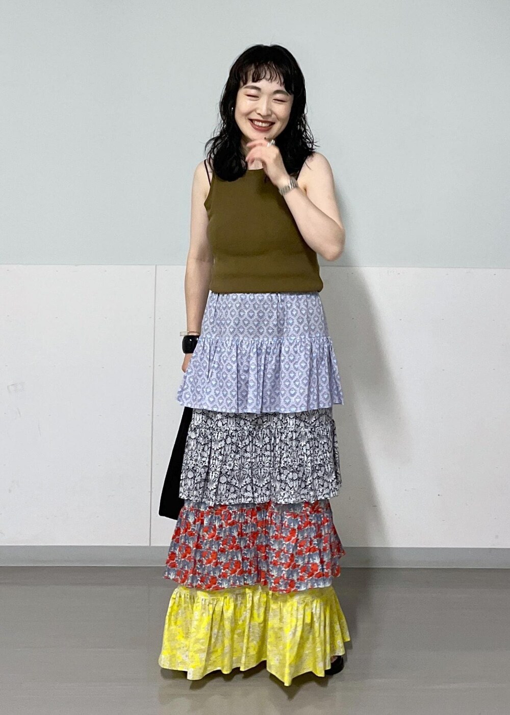 ブラック系のチューブトップ、ブラック系のハンドバッグ、その他のスカートを着用したレディースの夏コーディネートの2枚目の写真