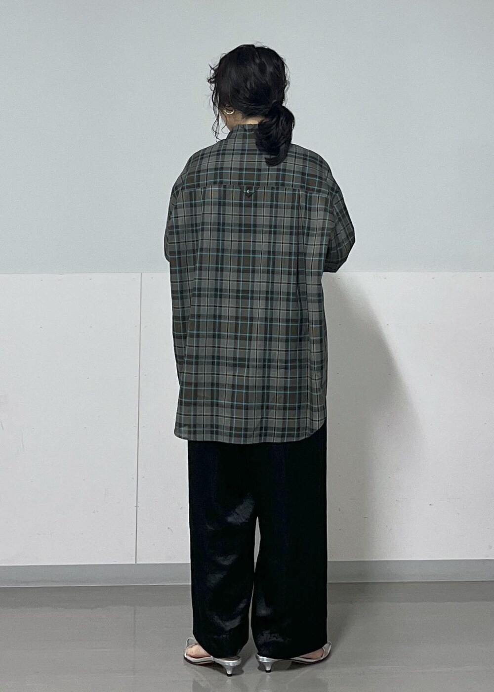 シルバー系のサンダル、ブラック系のつなぎ/オールインワン、ブルー系のシャツ/ブラウスを着用したレディースの夏コーディネートの8枚目の写真