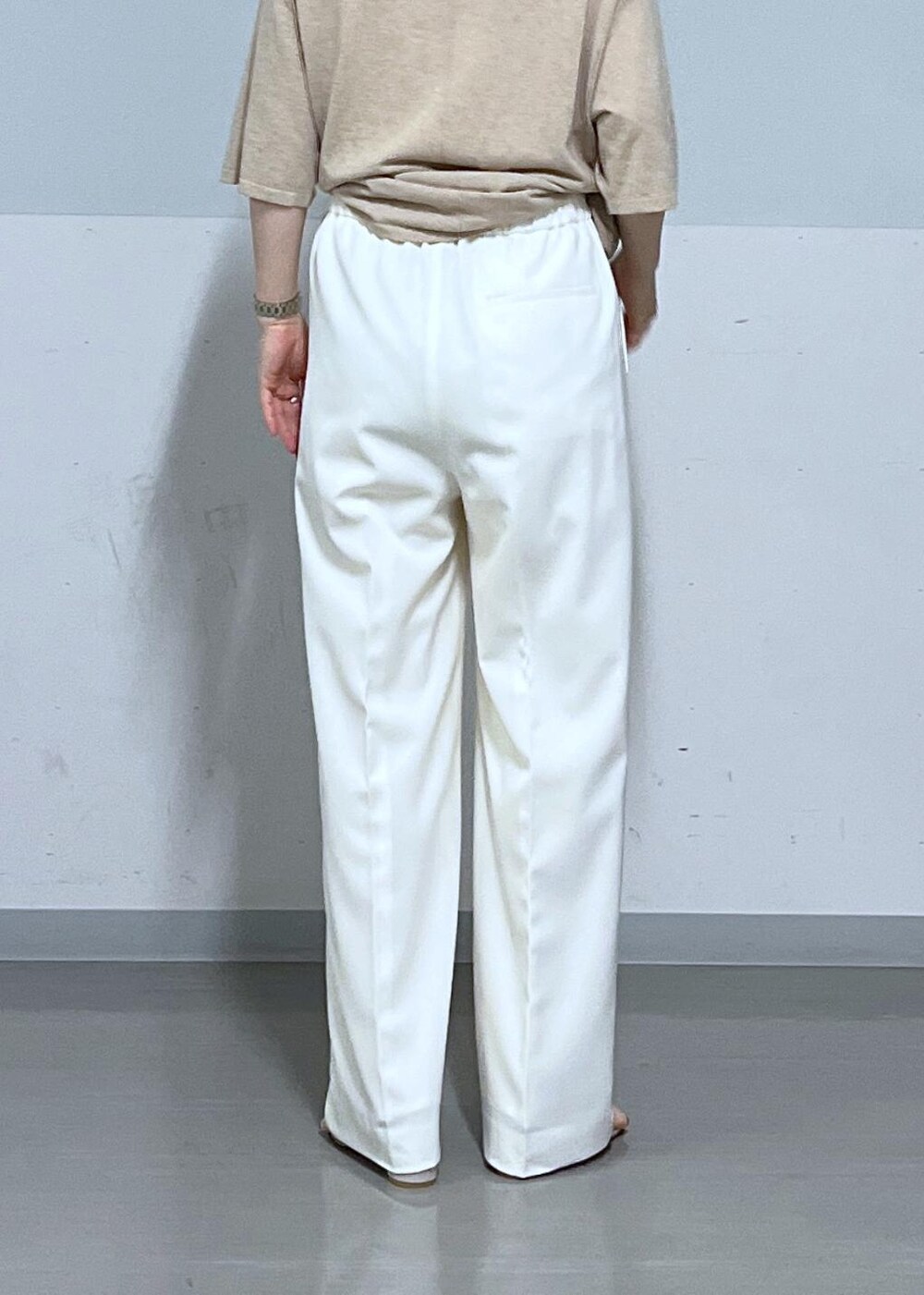 ホワイト系のその他パンツ、ホワイト系のボストンバッグ、ベージュ系のTシャツ/カットソーを着用したレディースの春コーディネートの9枚目の写真