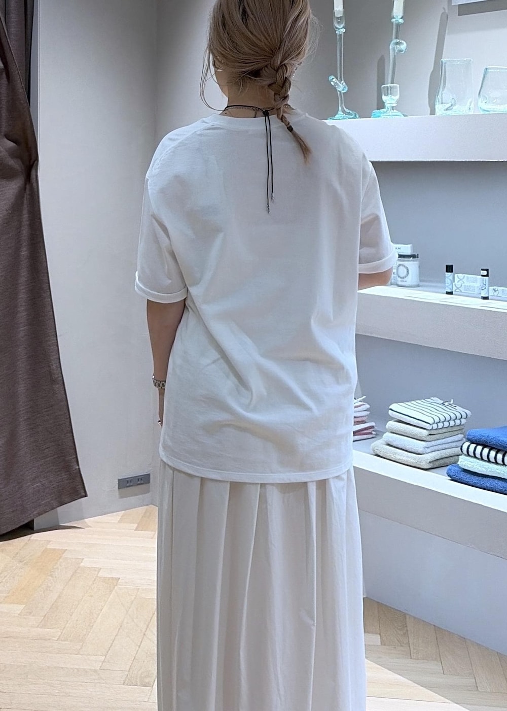 ホワイト系のスカート、ホワイト系のベスト、ホワイト系のTシャツ/カットソーを着用したレディースの夏コーディネートの7枚目の写真