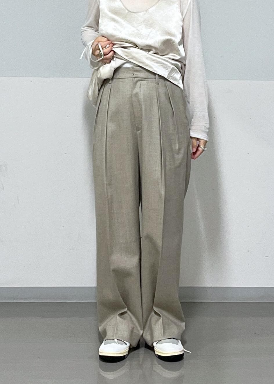 ホワイト系のTシャツ/カットソー、ホワイト系のTシャツ/カットソー、ブラック系のショルダーバッグを着用したレディースの秋コーディネートの9枚目の写真