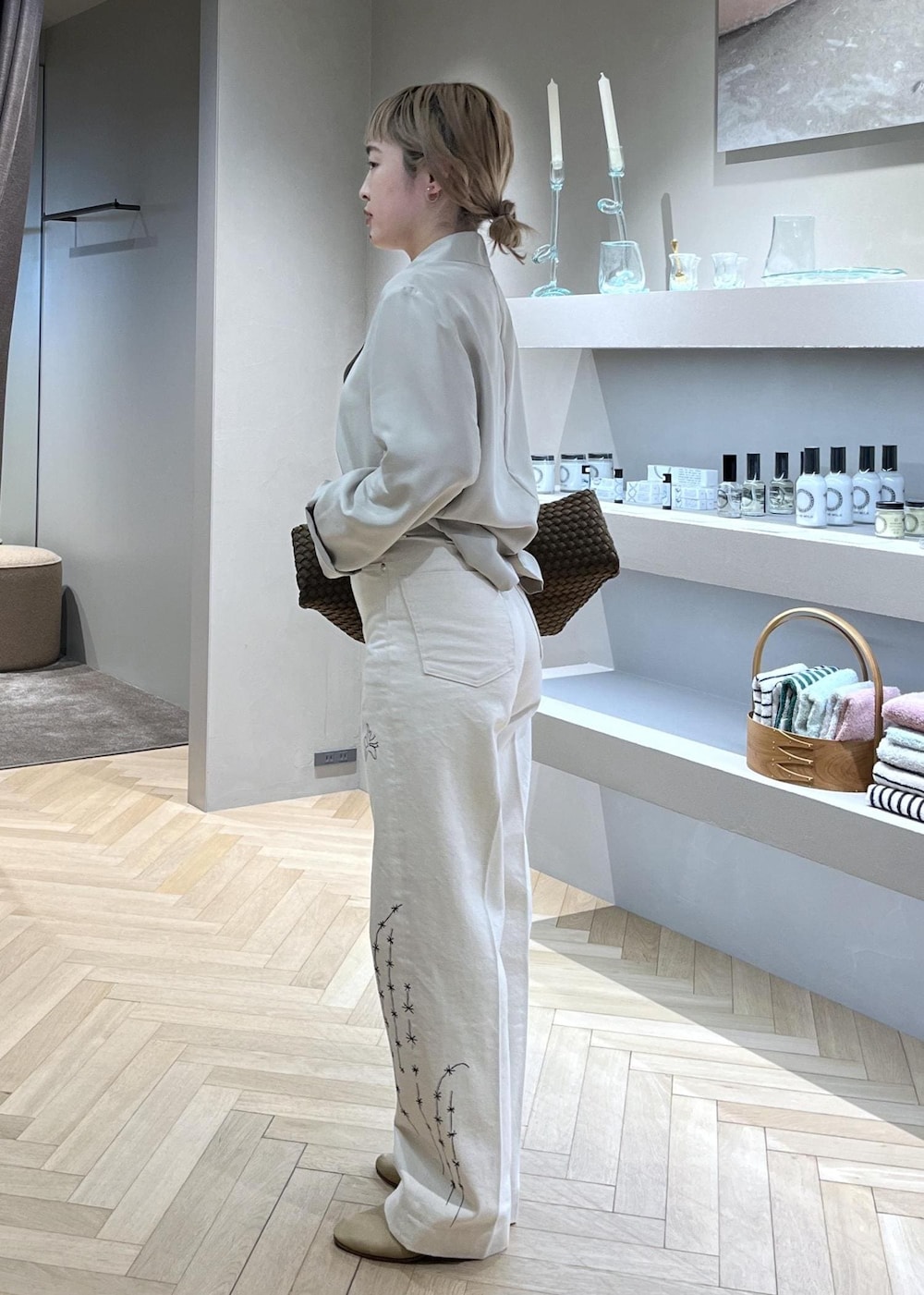 ベージュ系のテーラードジャケット、イエロー系のトートバッグ、ベージュ系のパンプスを着用したレディースの春コーディネートの2枚目の写真