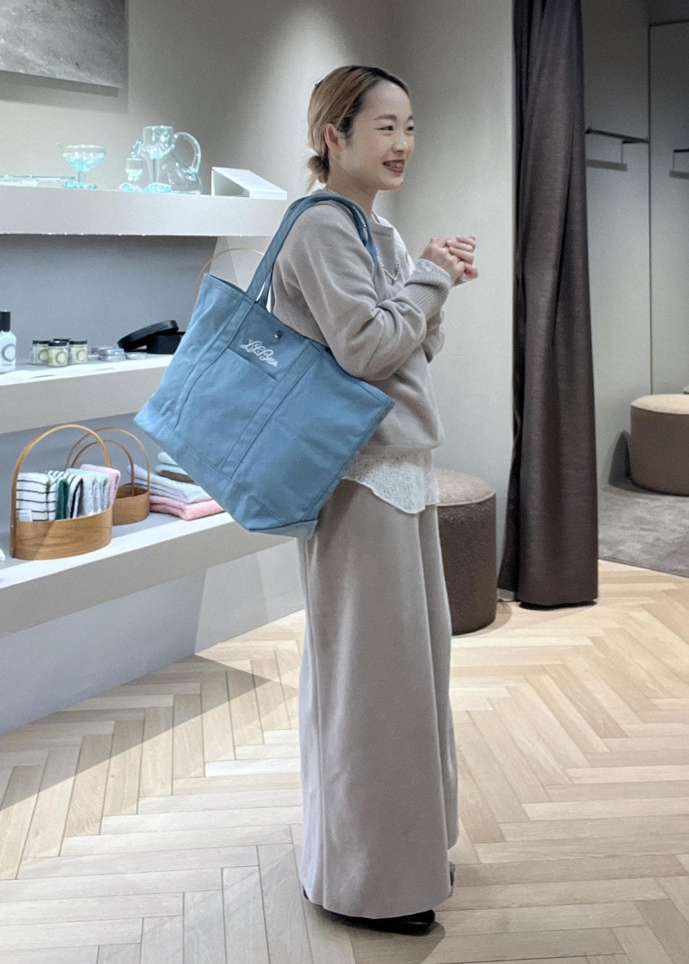 その他のパンプス、ホワイト系のTシャツ/カットソー、ベージュ系のニット/セーターを着用したレディースの冬コーディネートの2枚目の写真