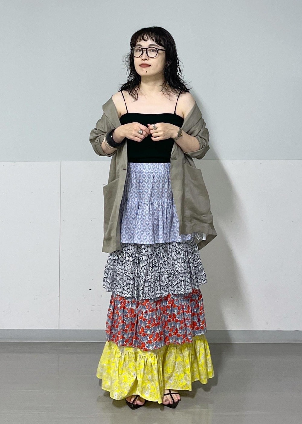 ブラック系のチューブトップ、ブラック系のサンダル、その他のスカートを着用したレディースの夏コーディネートの8枚目の写真