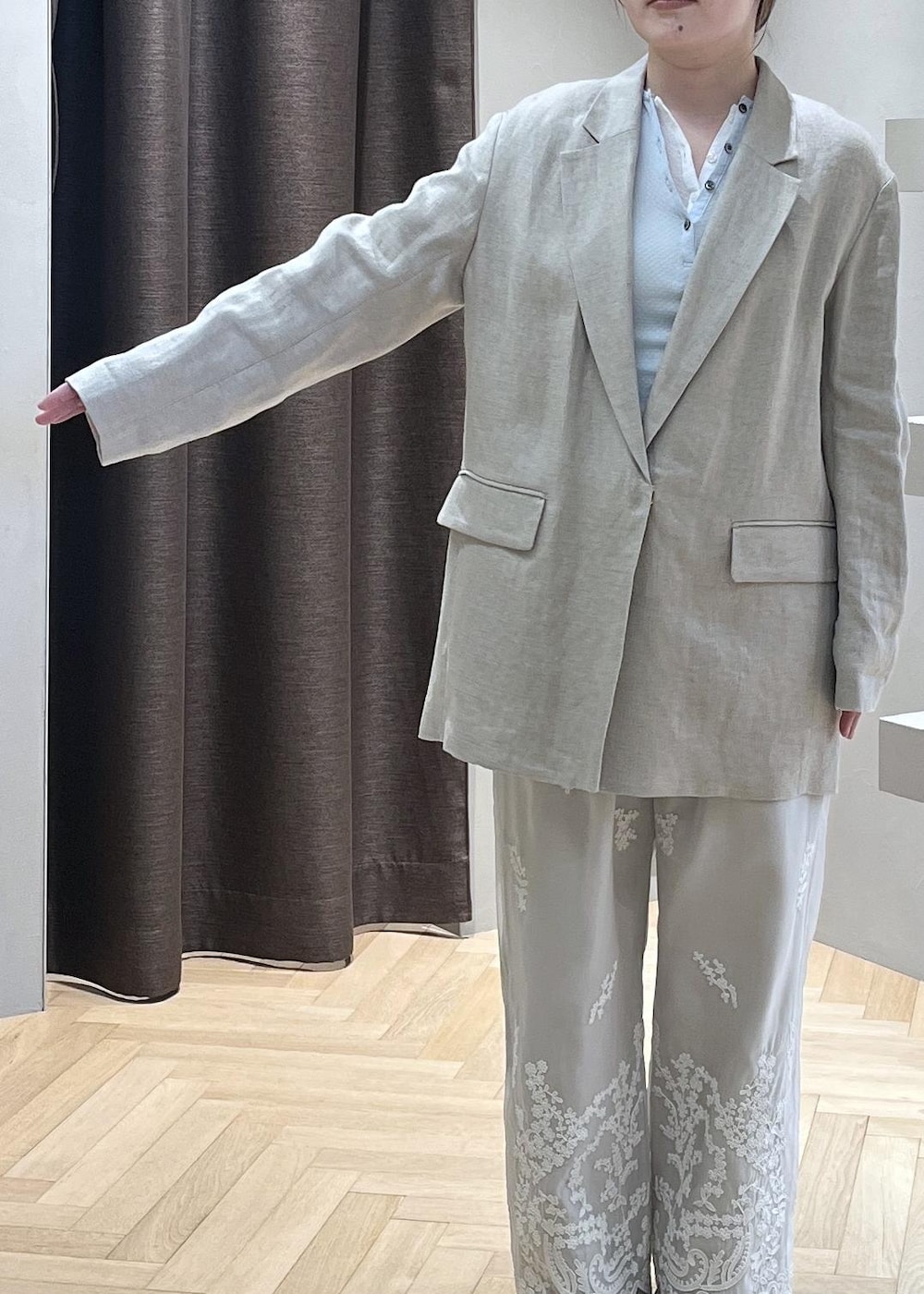 ベージュ系のショルダーバッグ、ベージュ系のその他パンツ、ベージュ系のテーラードジャケットを着用したレディースの春コーディネートの4枚目の写真