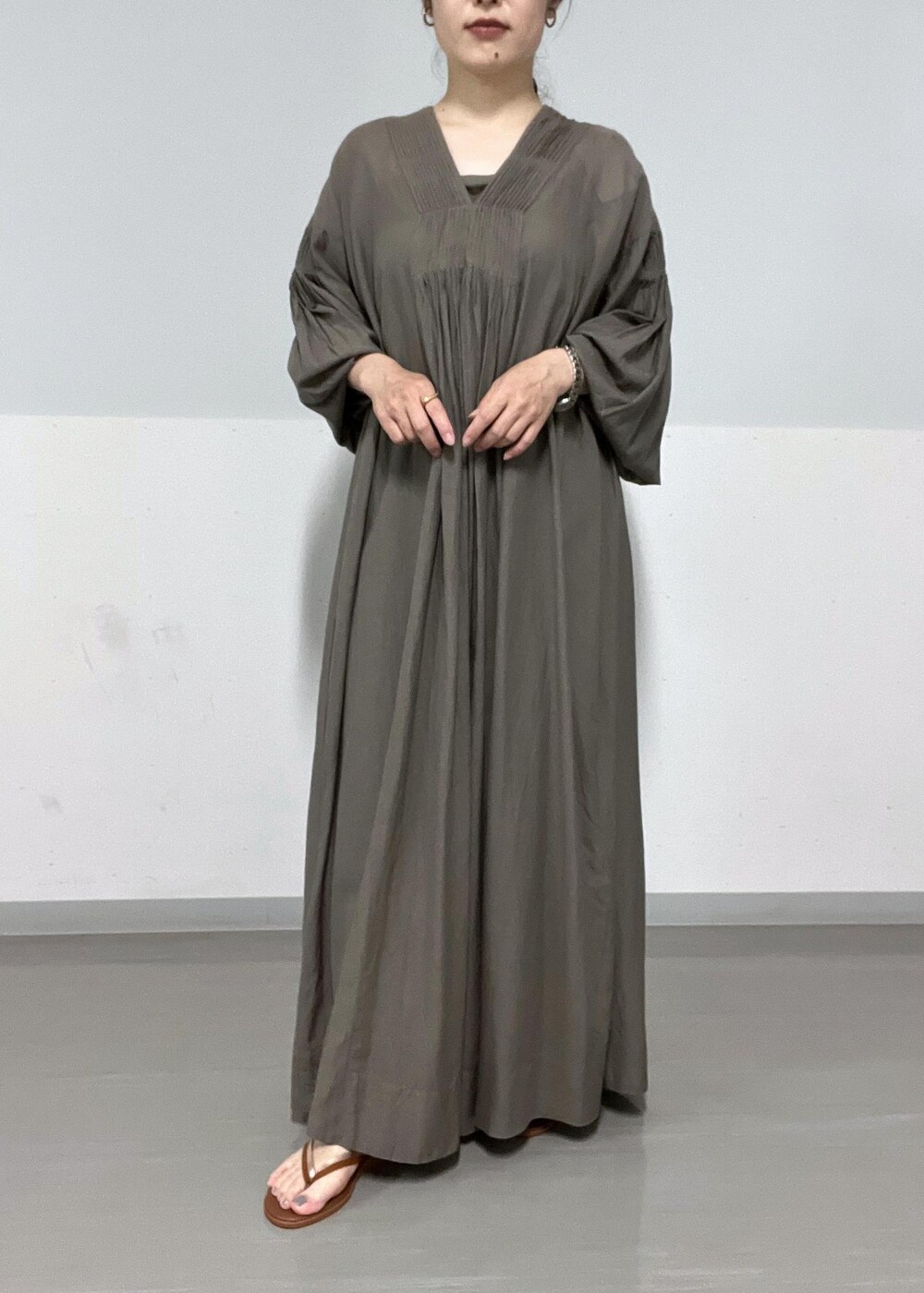 ブラウン系のサンダル、ベージュ系のショルダーバッグ、グレー系のワンピースを着用したレディースの夏コーディネートの5枚目の写真