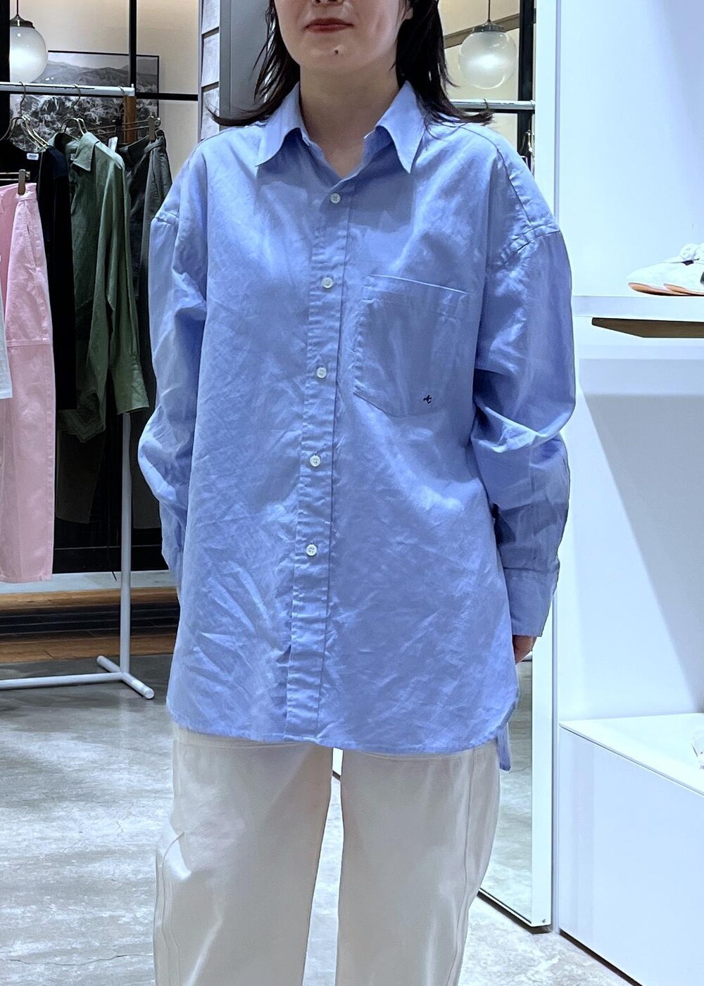 グレー系のスラックス、ベージュ系のブルゾン、ブラック系のパンプスを着用したレディースの春コーディネートの7枚目の写真