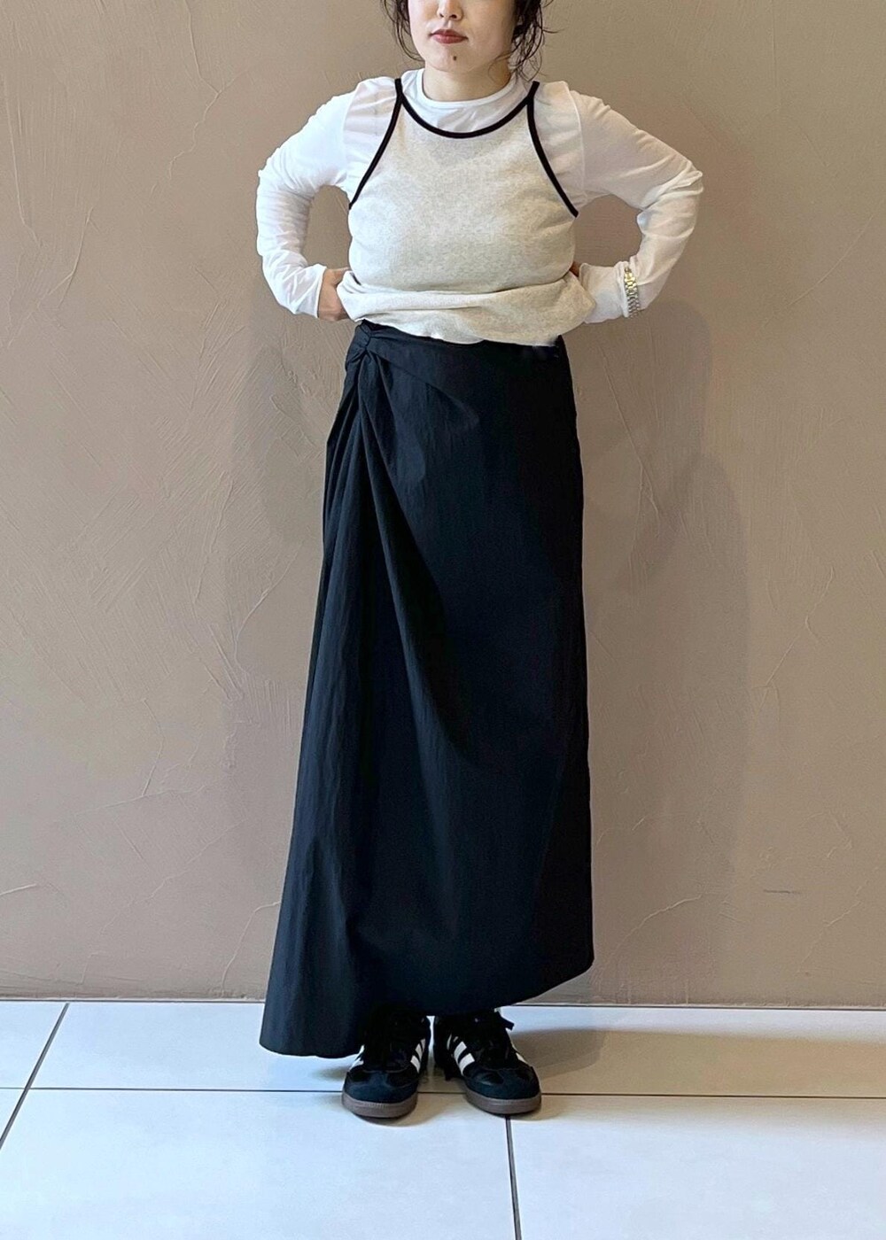 ブラック系のスカート、ベージュ系のタンクトップ、ホワイト系のTシャツ/カットソーを着用したレディースの夏コーディネートの7枚目の写真