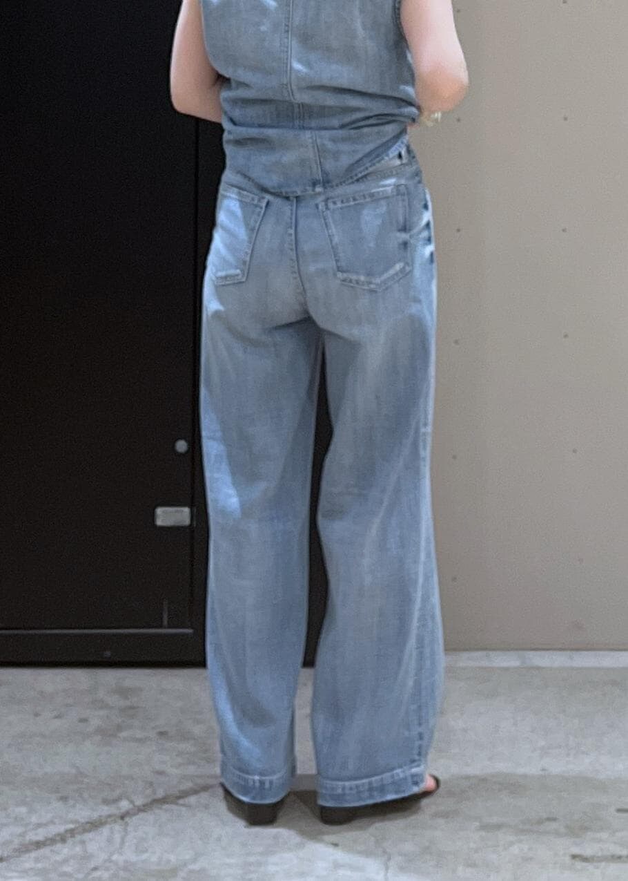 ホワイト系のキャミソール、ブラック系のサンダル、ブルー系のベストを着用したレディースの春コーディネートの6枚目の写真