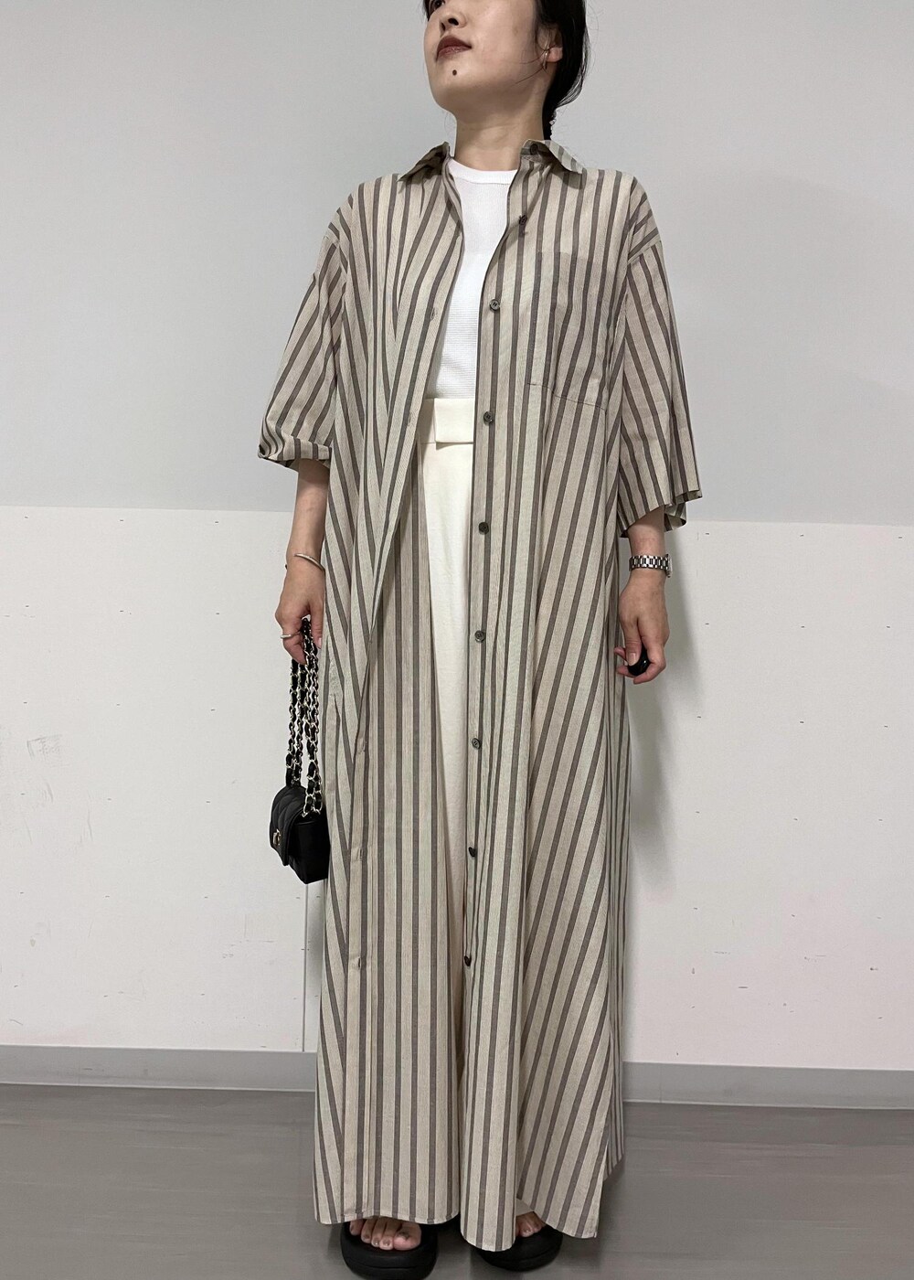 ホワイト系のTシャツ/カットソー、ブラック系のサンダル、ホワイト系のその他パンツを着用したレディースの夏コーディネートの6枚目の写真