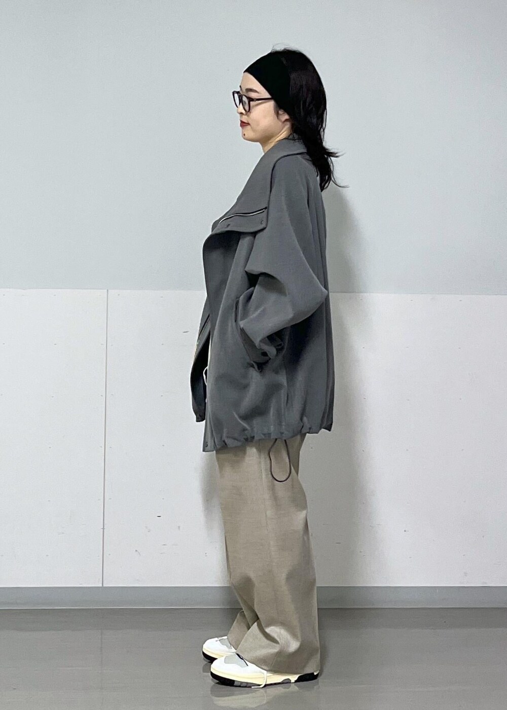 ホワイト系のTシャツ/カットソー、ホワイト系のTシャツ/カットソー、ブラック系のショルダーバッグを着用したレディースの秋コーディネートの2枚目の写真