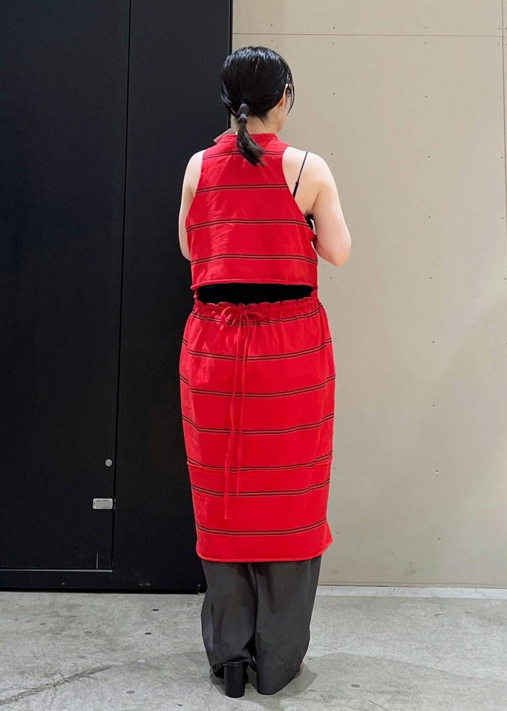 ブラック系のキャミソール、ホワイト系のシャツ/ブラウス、ブラック系のサンダルを着用したレディースの春コーディネートの6枚目の写真