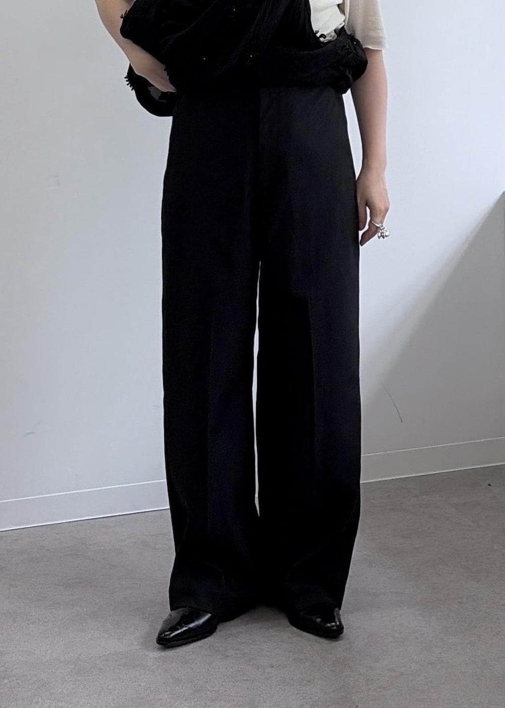 ホワイト系のTシャツ/カットソー、ブラック系のその他パンツ、ブラック系のキャミソールを着用したレディースの夏コーディネートの5枚目の写真