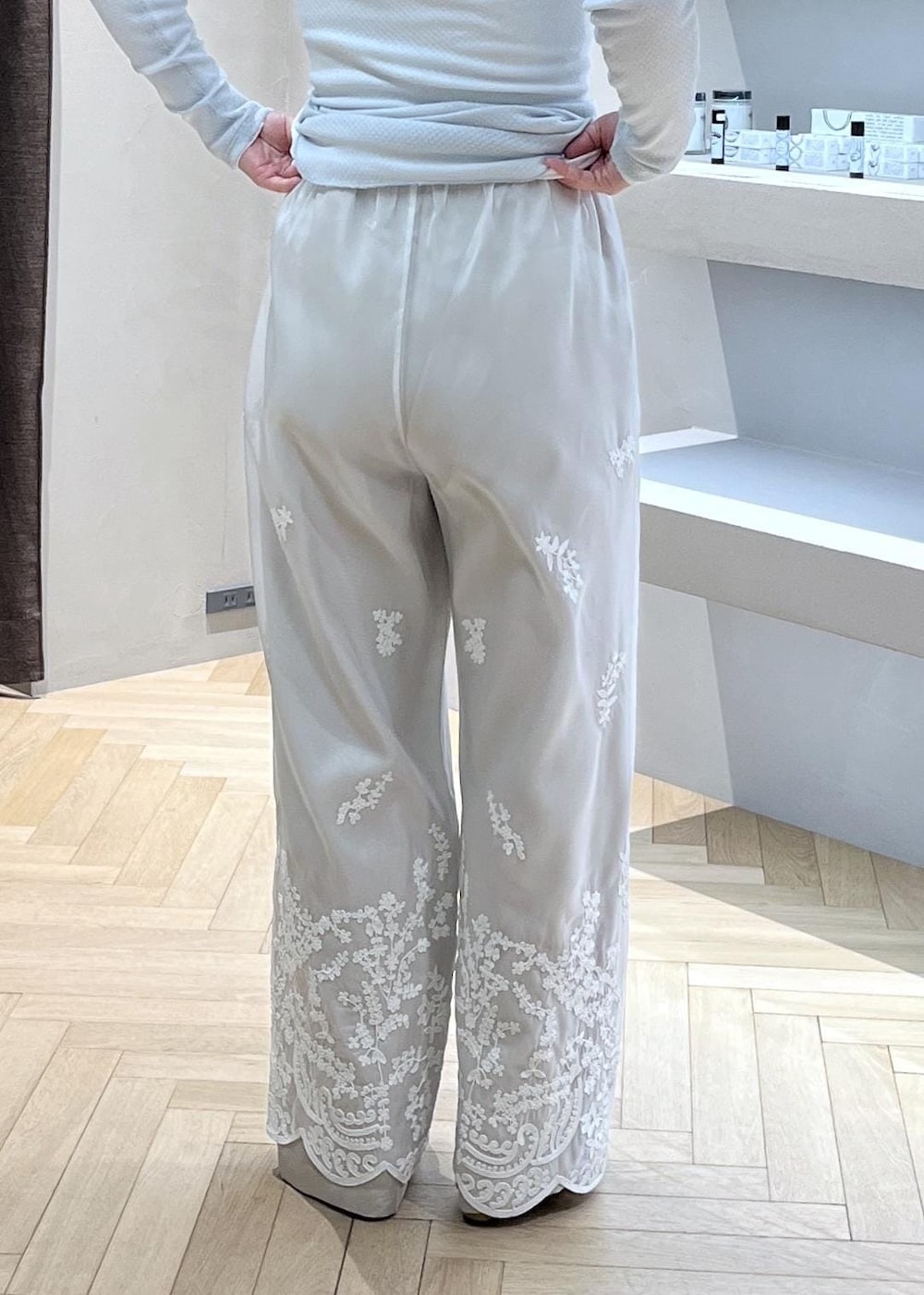 ベージュ系のショルダーバッグ、ベージュ系のその他パンツ、ベージュ系のテーラードジャケットを着用したレディースの春コーディネートの9枚目の写真