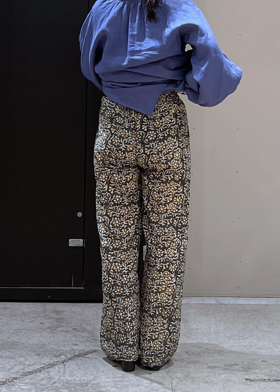 グレー系のその他パンツ、ホワイト系のかごバッグ、ブルー系のワンピースを着用したレディースの春コーディネートの8枚目の写真