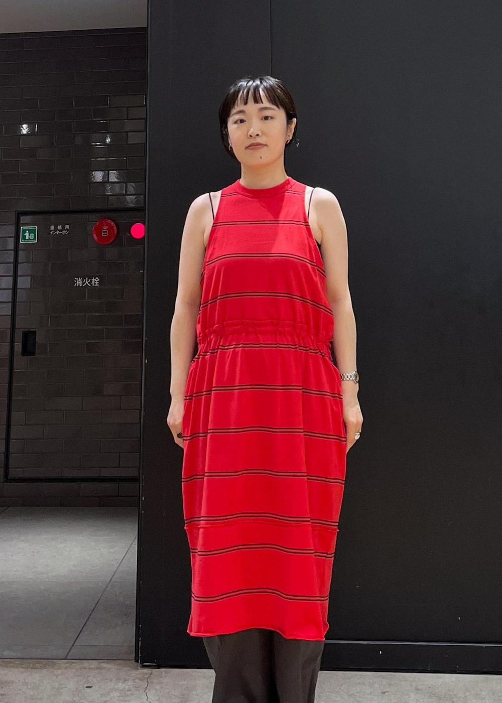 ブラック系のキャミソール、ホワイト系のシャツ/ブラウス、ブラック系のサンダルを着用したレディースの春コーディネートの5枚目の写真