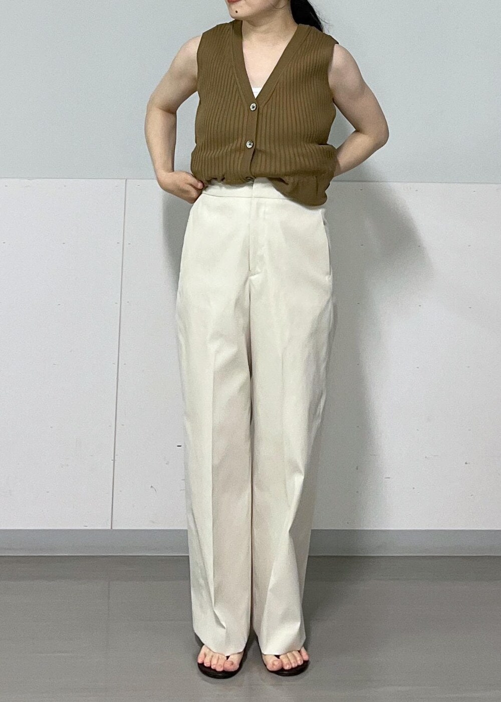 シルバー系のショルダーバッグ、ブラック系のサンダル、ホワイト系のその他パンツを着用したレディースの春コーディネートの5枚目の写真