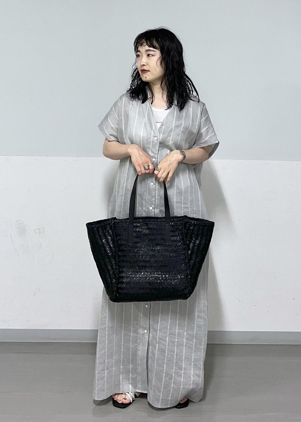 シルバー系のサンダル、ブルー系のワンピース、ベージュ系のその他パンツを着用したレディースの夏コーディネートの3枚目の写真