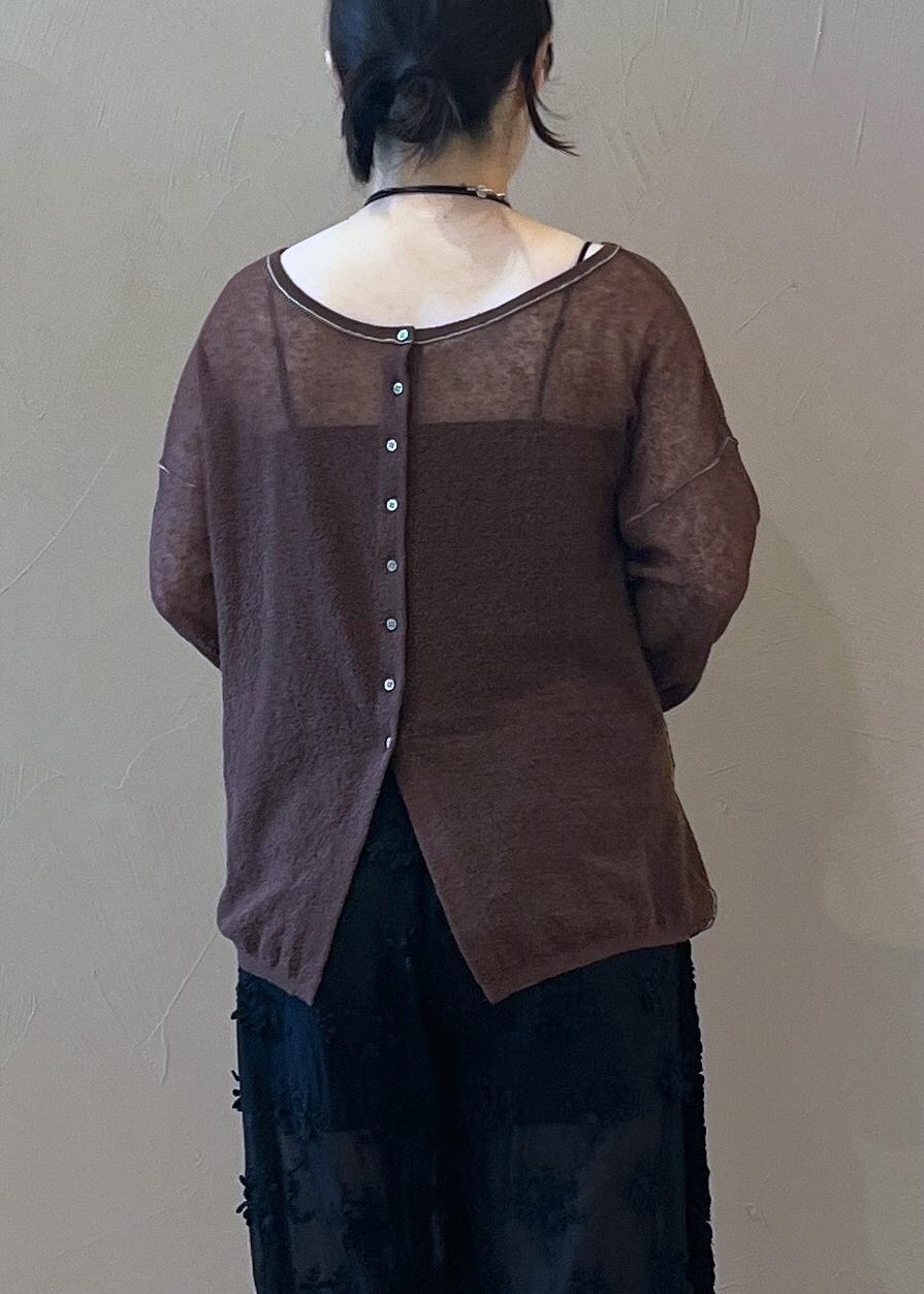 ブラック系のチューブトップ、ブラック系のサンダル、ブラウン系のカーディガン/ボレロを着用したレディースの夏コーディネートの7枚目の写真