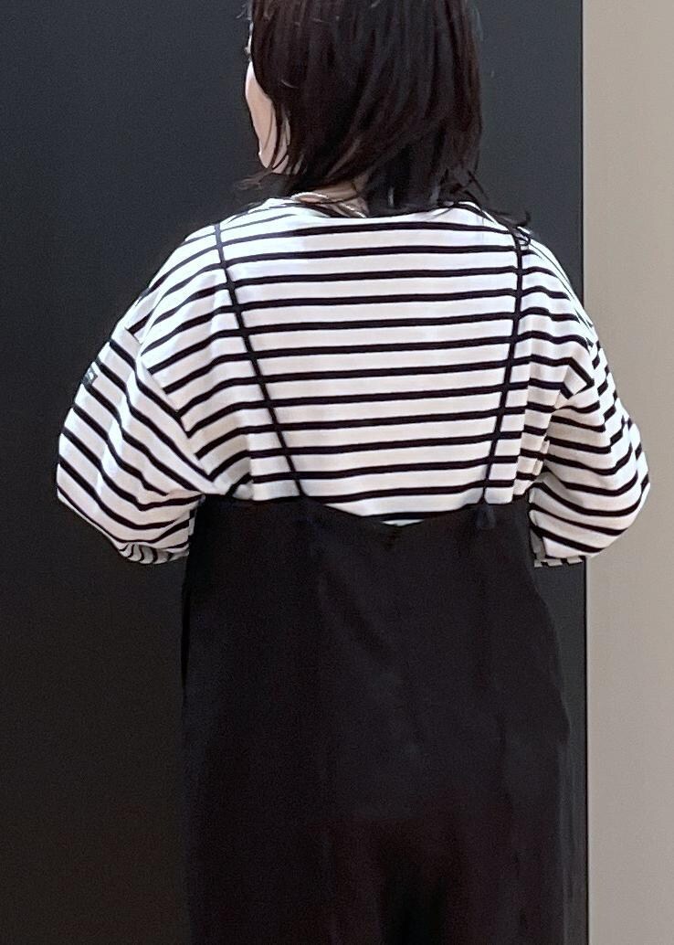 ベージュ系のボストンバッグ、ホワイト系のサロペット/オーバーオール、ホワイト系のマフラーを着用したレディースの冬コーディネートの5枚目の写真