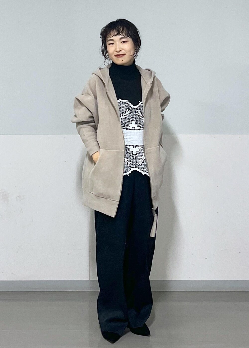 ブラック系のTシャツ/カットソー、ブラック系のその他パンツ、ベージュ系のパーカーを着用したレディースの夏コーディネートの6枚目の写真