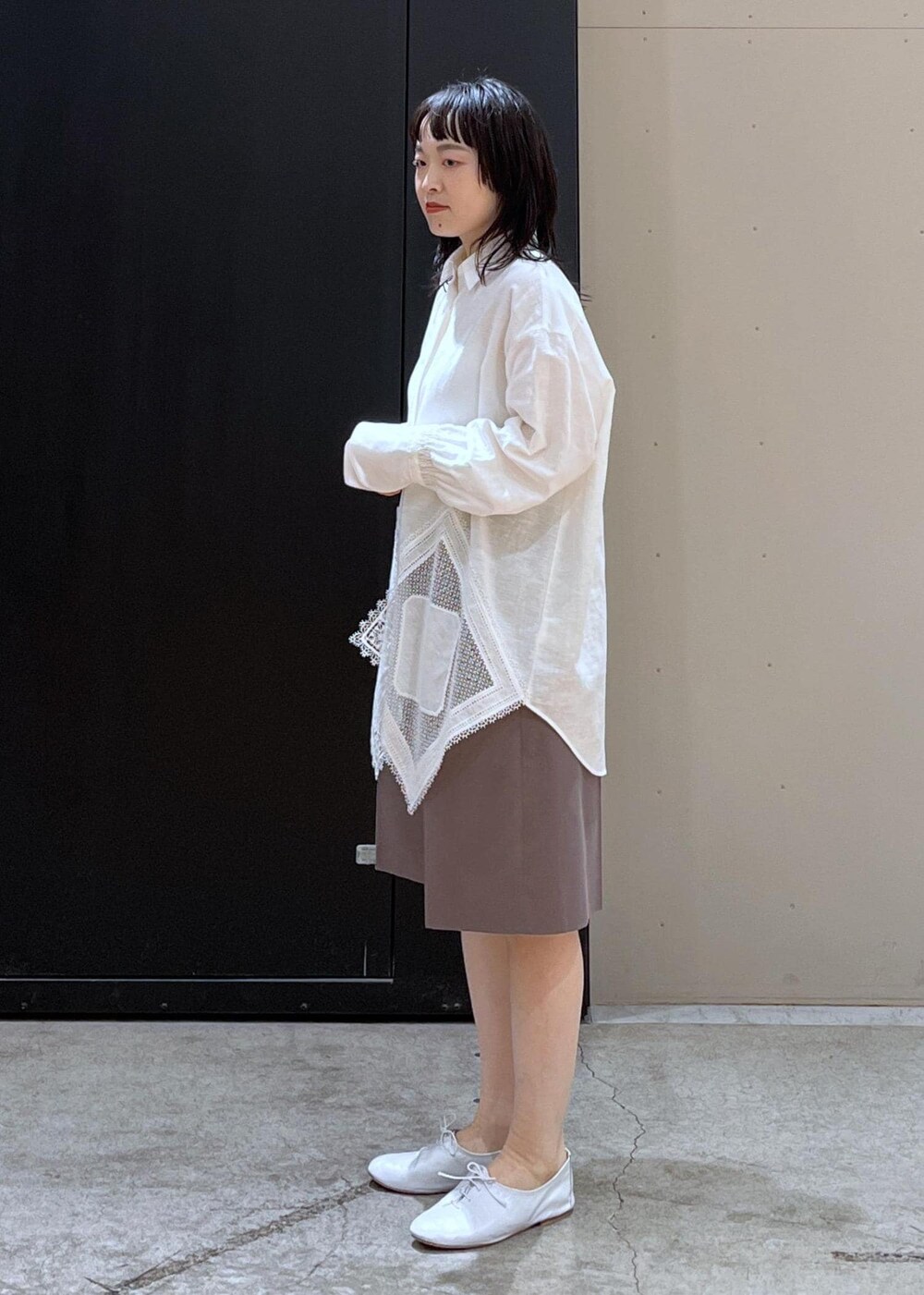 ホワイト系のその他シューズ、ホワイト系のシャツ/ブラウス、ホワイト系のハンドバッグを着用したレディースの冬コーディネートの6枚目の写真