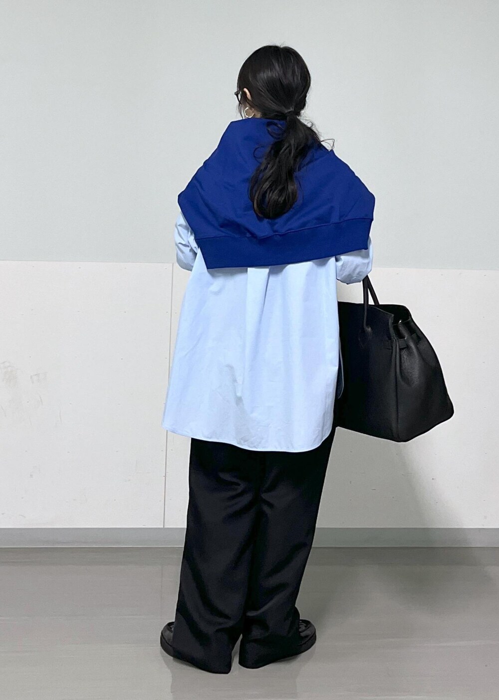 ブラック系のカーゴパンツ、ブルー系のスウェット、ブルー系のシャツ/ブラウスを着用したレディースの春コーディネートの4枚目の写真