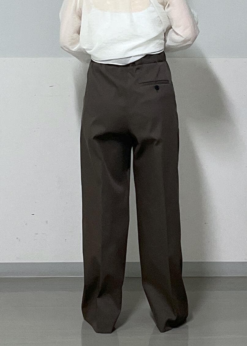 シルバー系のサンダル、ホワイト系のシャツ/ブラウス、ブラウン系のその他パンツを着用したレディースの夏コーディネートの8枚目の写真