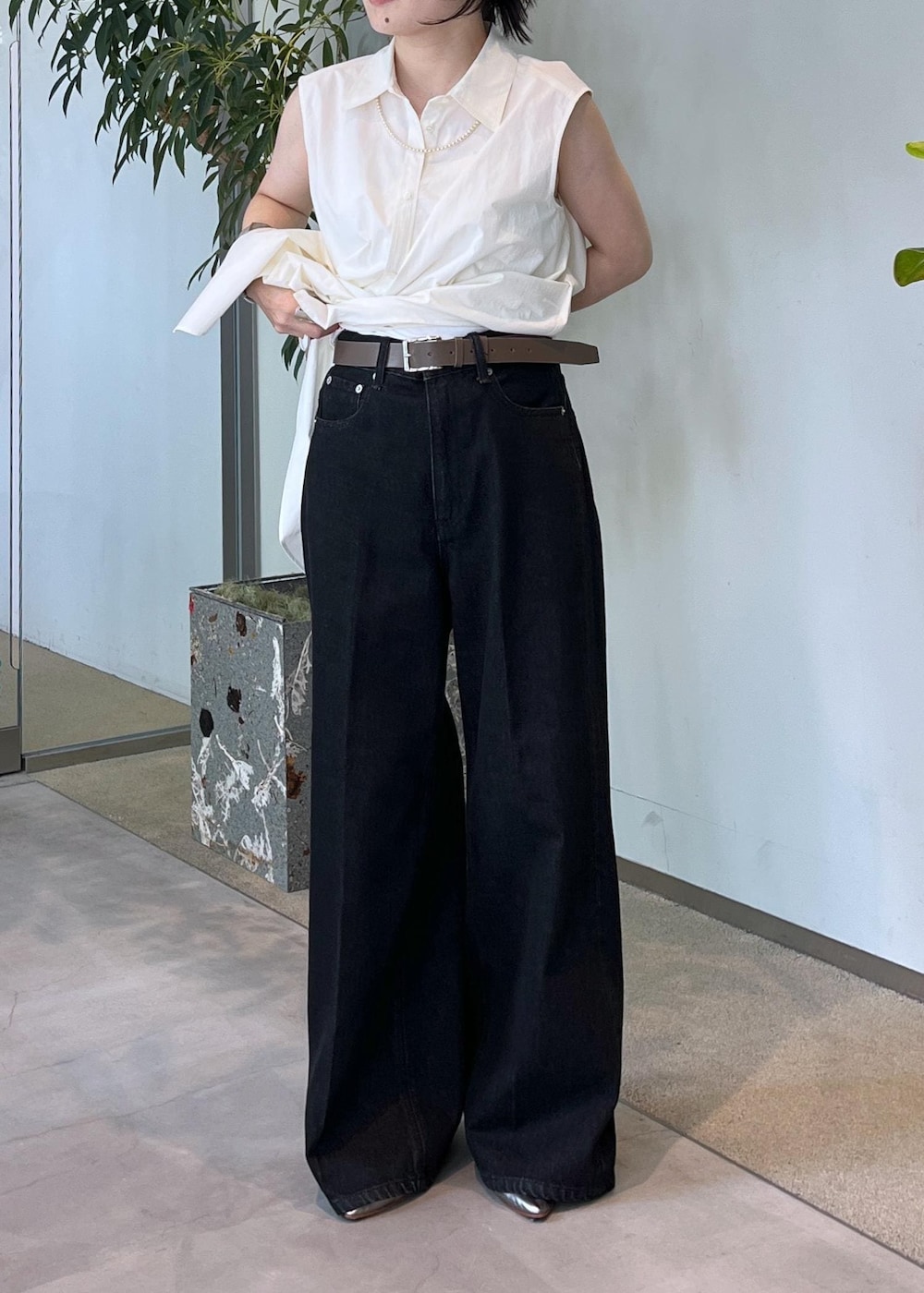 グレー系のデニムパンツ、ベージュ系のその他トップス、ブラウン系のショルダーバッグを着用したレディースの夏コーディネートの5枚目の写真