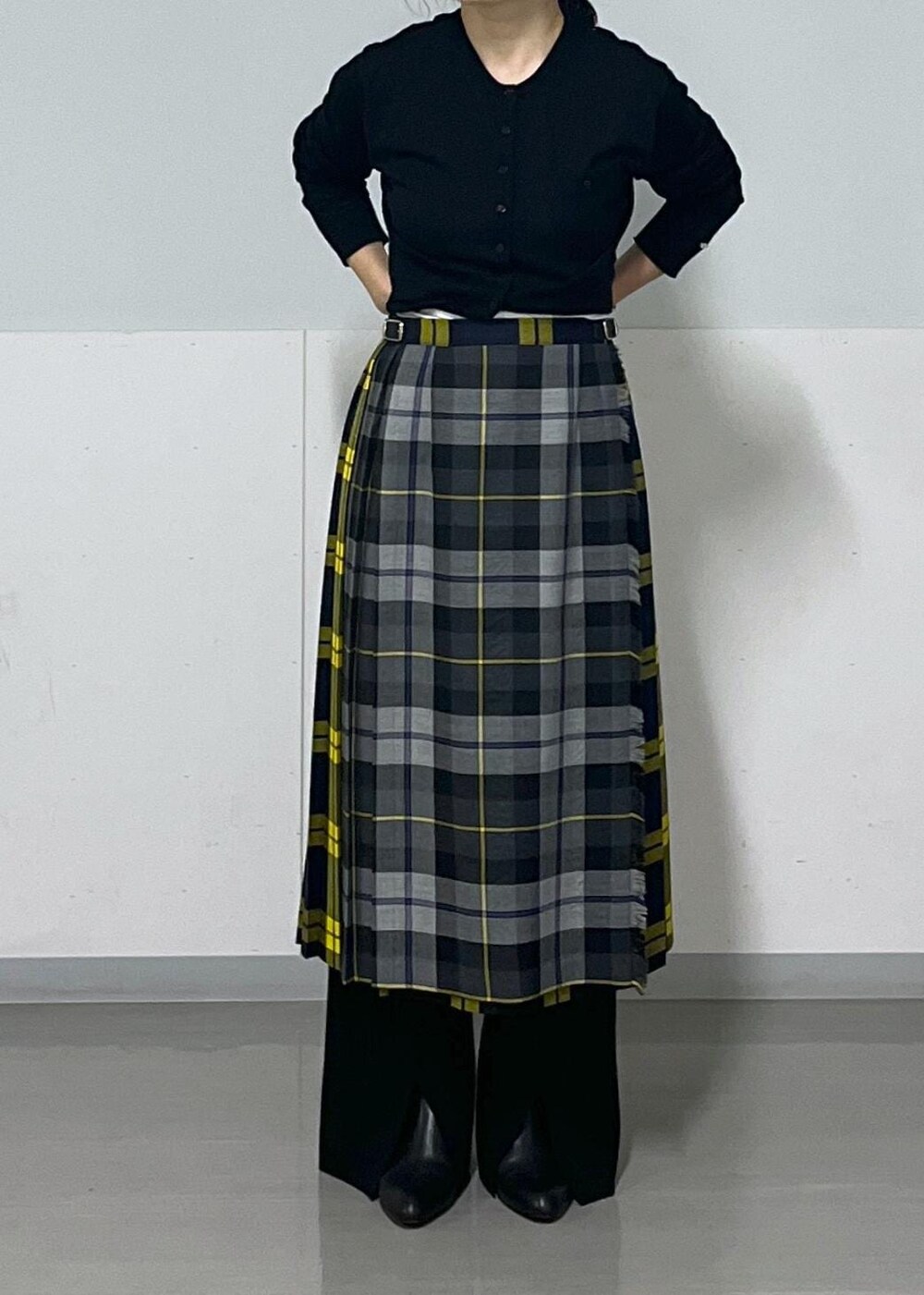 ブラック系のブーツ、グレー系のスカート、ブラック系のカーディガン/ボレロを着用したレディースの秋コーディネートの5枚目の写真