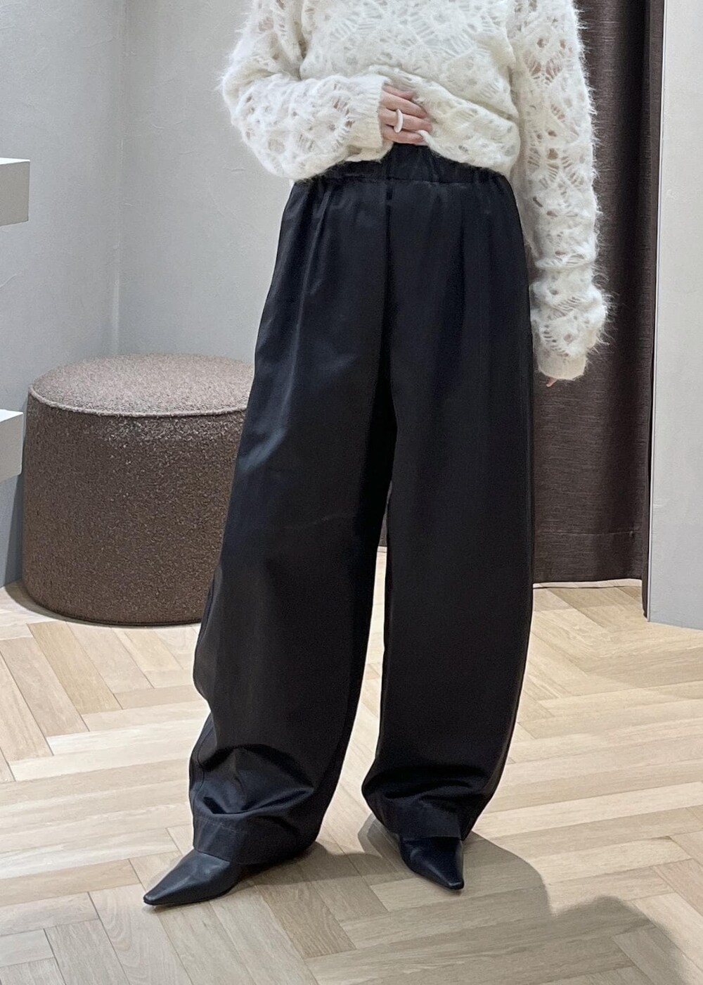 ベージュ系のシャツ/ブラウス、ホワイト系のベスト、ホワイト系のTシャツ/カットソーを着用したレディースの秋コーディネートの9枚目の写真