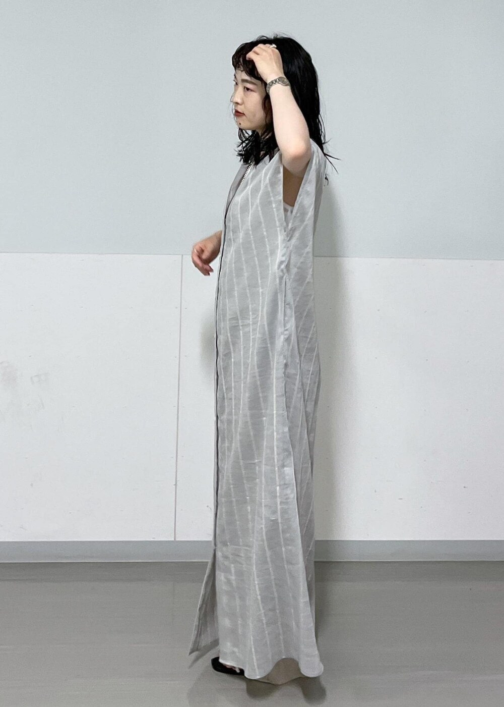 シルバー系のサンダル、ブルー系のワンピース、ベージュ系のその他パンツを着用したレディースの夏コーディネートの5枚目の写真