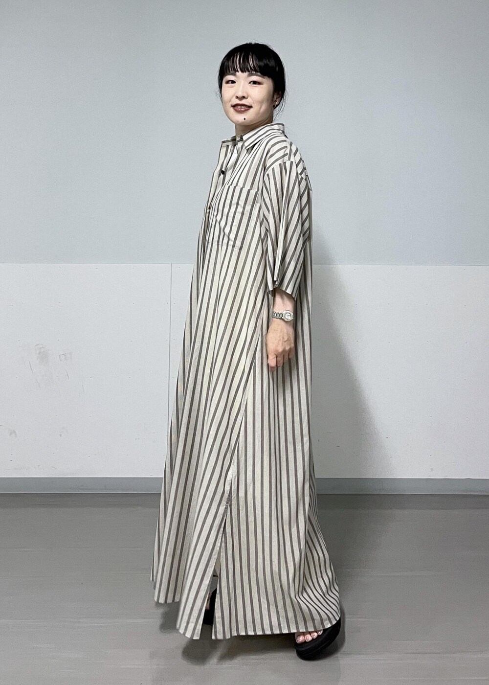 ホワイト系のTシャツ/カットソー、ブラック系のサンダル、ホワイト系のその他パンツを着用したレディースの夏コーディネートの2枚目の写真